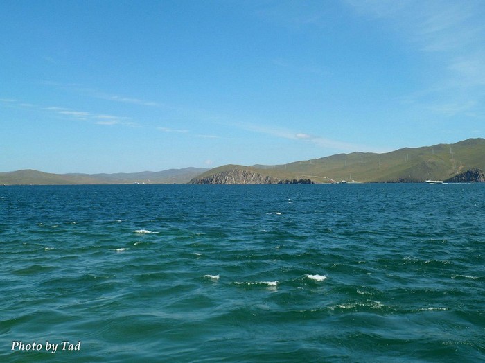 Mặt hồ Baikal êm ả, xa xa là đảo Al – khôn, vùng đất thiêng của bộ tộc Buriat, địa điểm du lịch hấp dẫn nhất khi đặt chân đến Baikal. >> Tham gia cuộc thi tìm hiểu Ireland để nhận giải thưởng lớn
